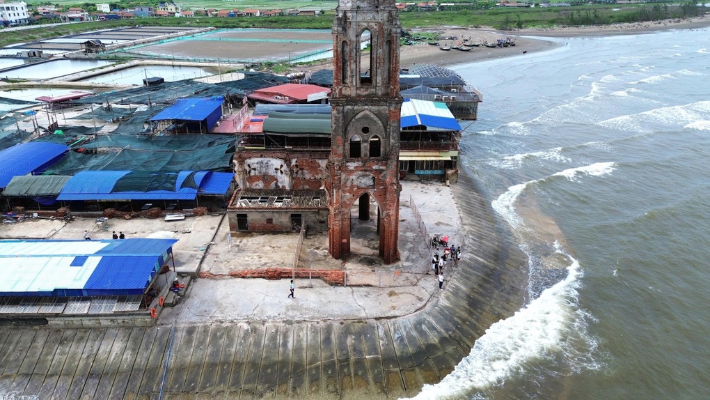Tháo dỡ hàng loạt nhà hàng trái phép quanh nhà thờ đổ Hải Lý - 2 Tháo dỡ hàng loạt nhà hàng trái phép quanh nhà thờ đổ Hải Lý - 2