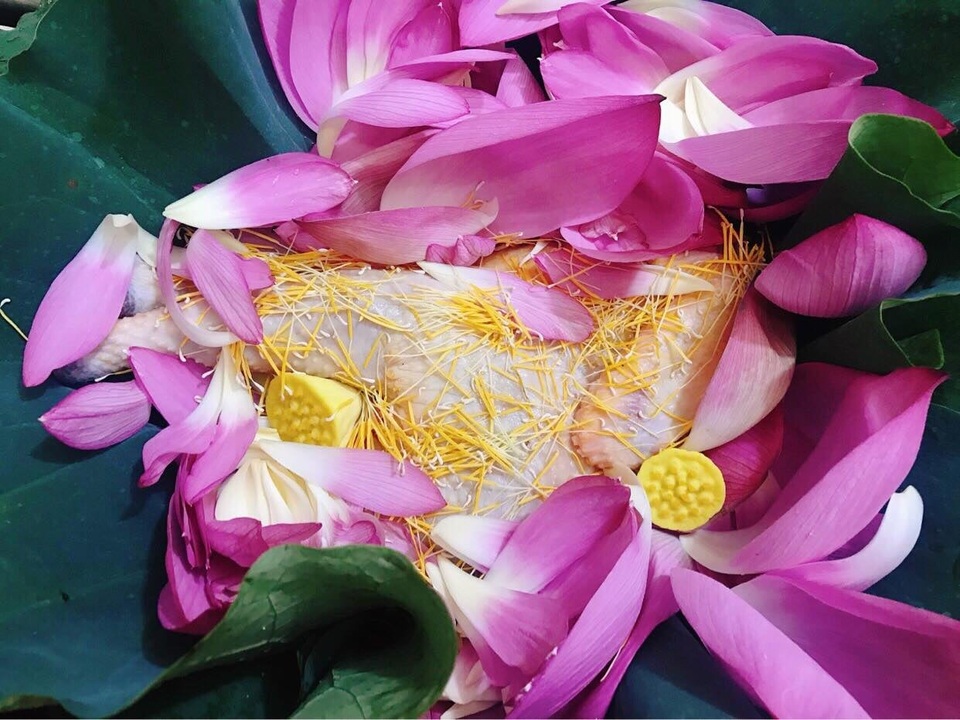 Gà hấp hoa sen thơm nức cho mâm cơm ngày hè - 2 Gà hấp hoa sen thơm nức cho mâm cơm ngày hè - 2