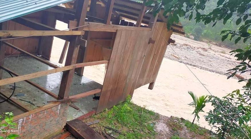 Lũ lớn cuốn trôi 14 nhà dân ở Trà Leng - 4 Lũ lớn cuốn trôi 14 nhà dân ở Trà Leng - 4