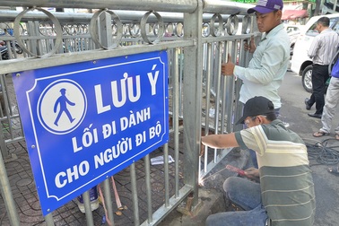 Tháo dỡ bớt rào chắn như “mê hồn trận” trước Bệnh viện Chợ Rẫy