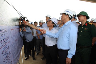 Bộ trưởng Xây dựng: Nắng làm đất, mưa thi công đá trên cao tốc qua Đồng Nai