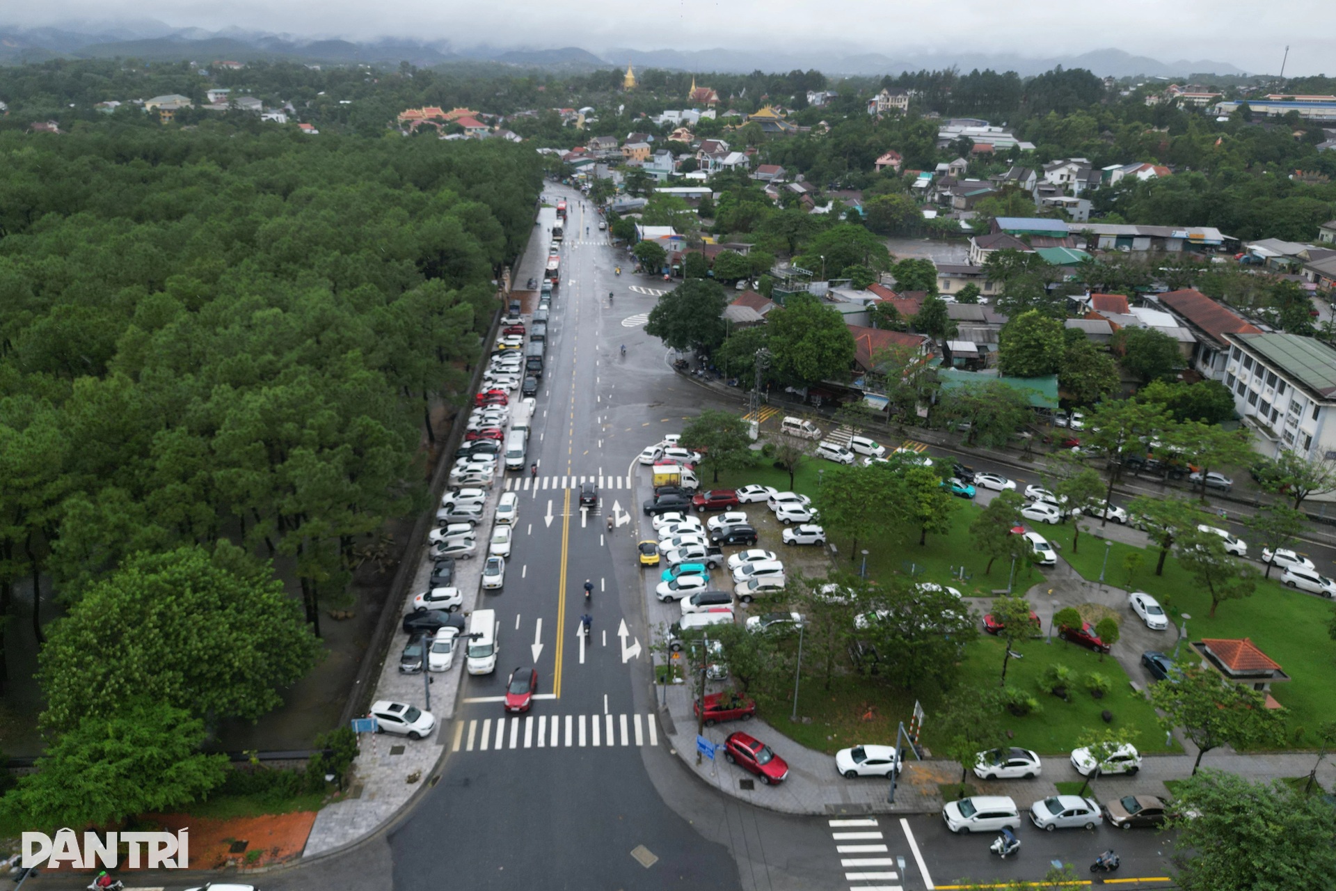 Nhiều nơi ở Huế lại chìm trong mưa lũ, rác thải bủa vây các khu phố - 15