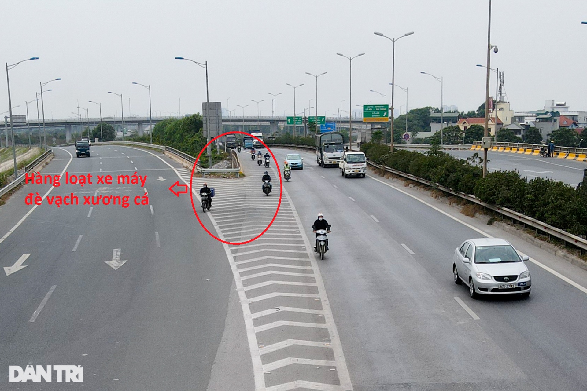 Phát hiện thêm nhiều vạch xương cá ở Hà Nội gây bức xúc người đi đường - 9 Phát hiện thêm nhiều vạch xương cá ở Hà Nội gây bức xúc người đi đường - 9