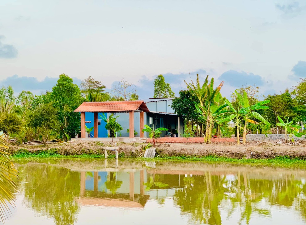 Gia đình cải tạo đất cằn thành chốn nghỉ dưỡng với vườn trĩu quả, ao đầy cá - 1