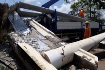 Cổng chào đổ sập "vỡ tan", tài xế xe tải nguy kịch trong cabin