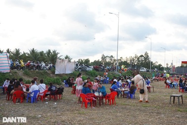 Bí mật "đàm phán" thuê mặt bằng của chủ quán cà phê ruộng độc nhất Việt Nam