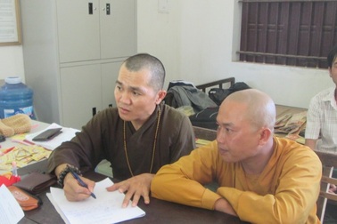 Cạo trọc đầu đội lốt nhà sư để bán nhang với giá “cắt cổ”