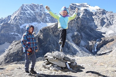 Bé gái 6 tuổi chinh phục cung đường đến Trại chính Everest
