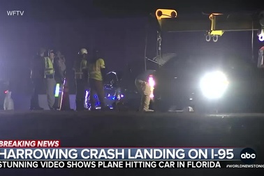 Máy bay hạ cánh khẩn cấp, đè bẹp nóc ô tô ở Mỹ