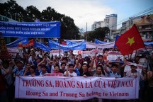 Người dân tuần hành đòi lại Hoàng Sa