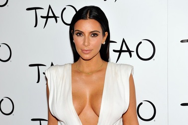 Kim Kardashian gợi cảm “hết cỡ” đón sinh nhật