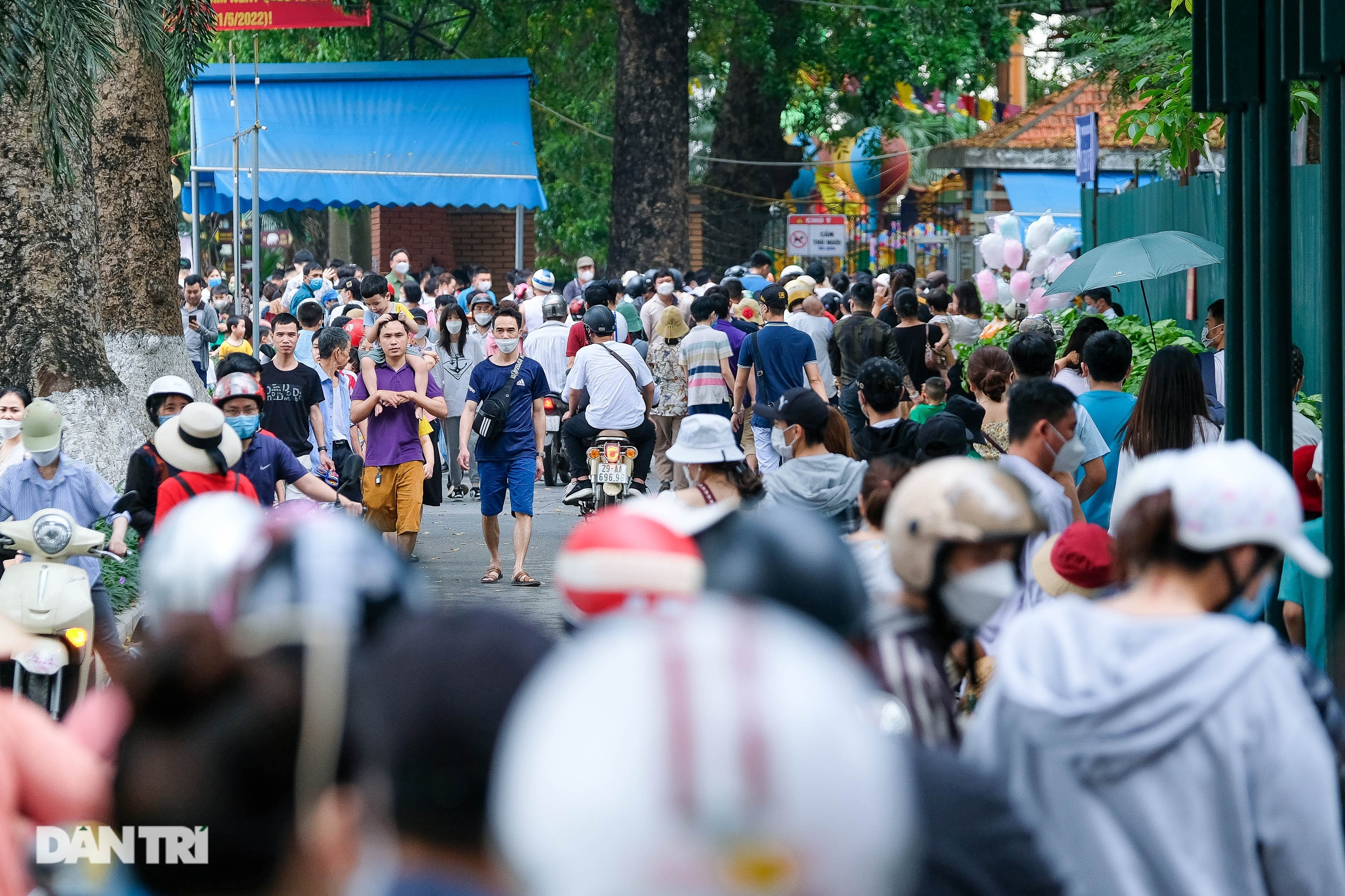 Công viên, hàng quán ở Hà Nội chật kín khách ngày đầu kỳ nghỉ lễ - 13 Công viên, hàng quán ở Hà Nội chật kín khách ngày đầu kỳ nghỉ lễ - 13