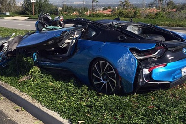 Thêm một chiếc BMW i8 “tử nạn”