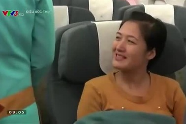 Bé gái ung thư ao ước làm tiếp viên gây xúc động