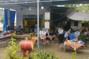 Con trai chết bất thường, mẹ uống sữa xong cũng tử vong