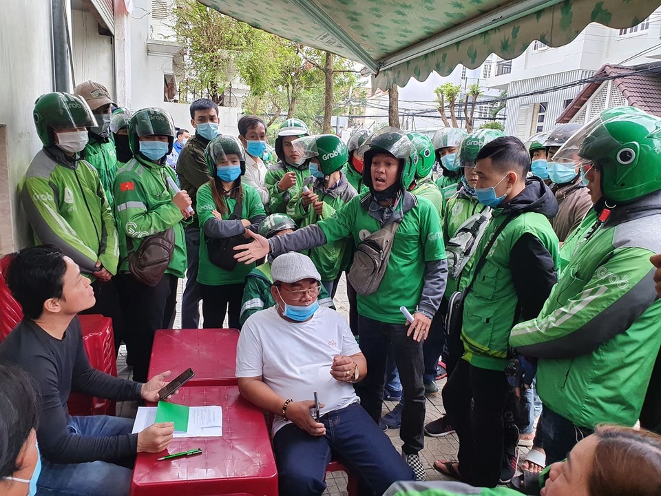 Đà Nẵng: Hàng trăm tài xế Grab vây trụ sở phản đối tăng chiết khấu - 2 Đà Nẵng: Hàng trăm tài xế Grab vây trụ sở phản đối tăng chiết khấu - 2