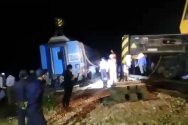 Vụ tàu hỏa tông xe tải: Nỗ lực để thông đường sắt vào ngày mai