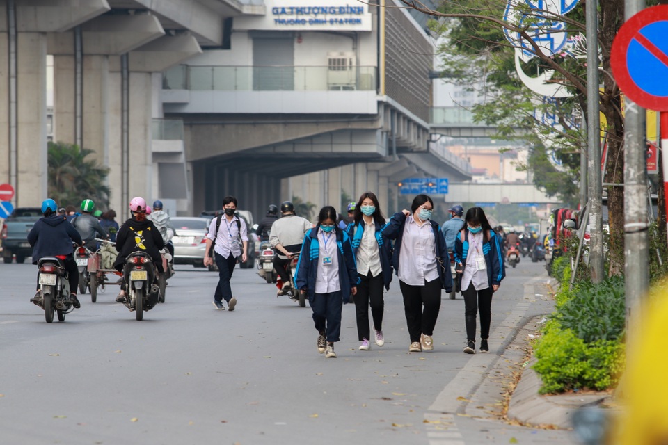 Tim đập chân run mỗi lần giơ tay xin sang đường... - 8 Tim đập chân run mỗi lần giơ tay xin sang đường... - 8