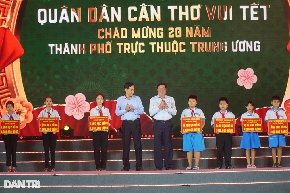Bức tranh bản đồ TP Cần Thơ rộng 165m2 làm từ gạo ngon nhất thế giới - 3 Bức tranh bản đồ TP Cần Thơ rộng 165m2 làm từ gạo ngon nhất thế giới - 3
