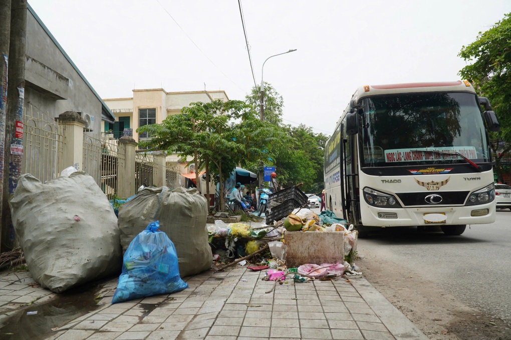 Rác thải tràn lan khắp các tuyến đường trung tâm thành phố Thanh Hóa - 2 Rác thải tràn lan khắp các tuyến đường trung tâm thành phố Thanh Hóa - 2