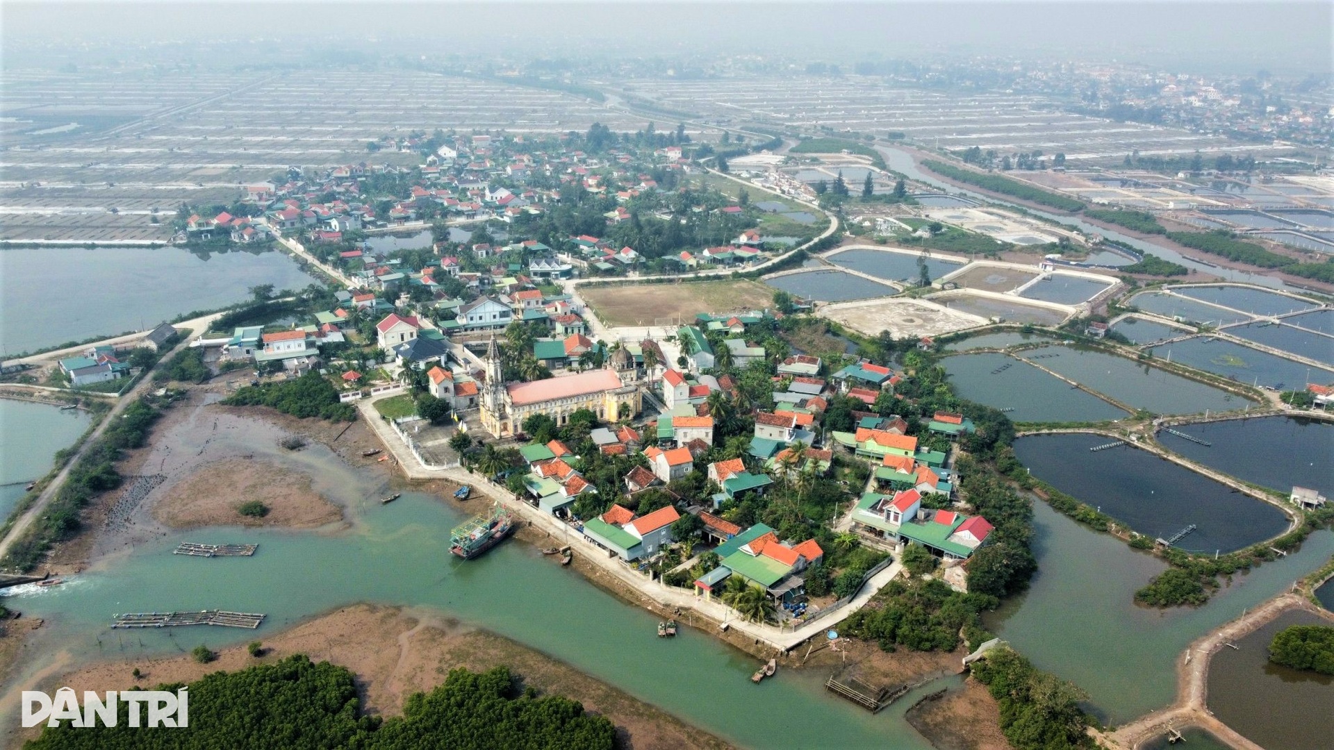 Người Công giáo đến nhà thờ cầu bình an và hái lộc thánh đầu năm - 12 Người Công giáo đến nhà thờ cầu bình an và hái lộc thánh đầu năm - 12