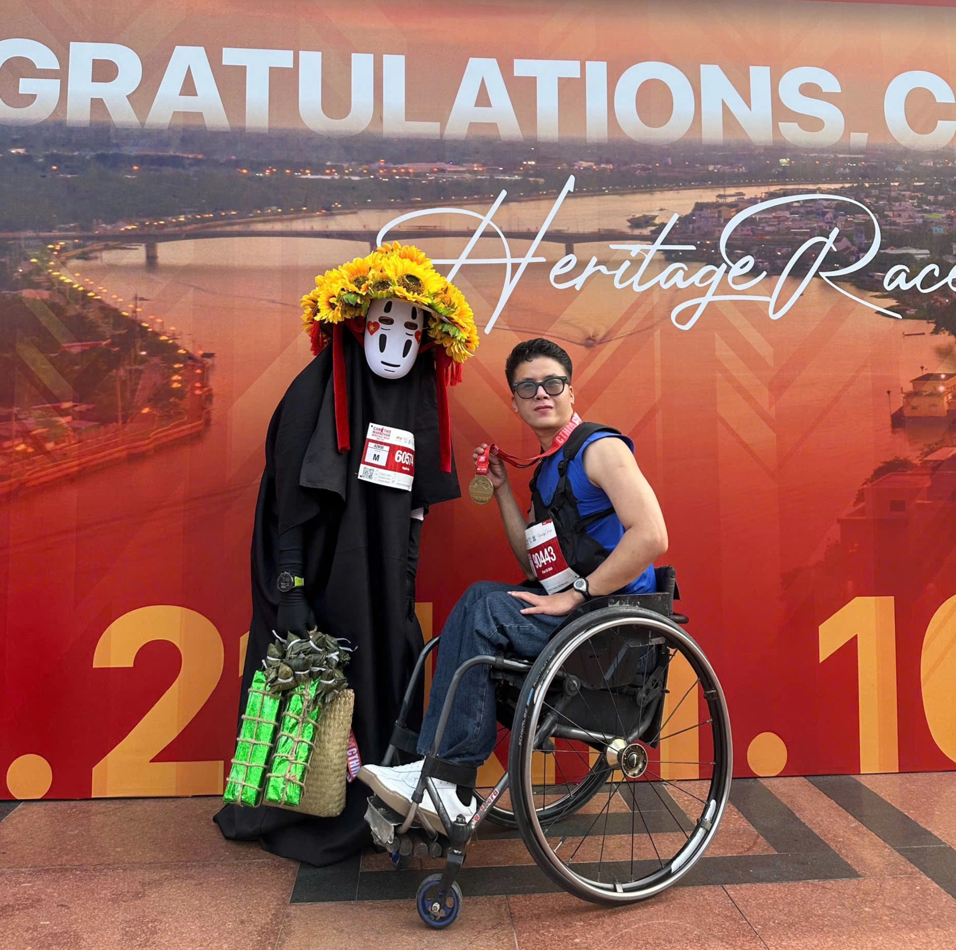 Chàng trai Vĩnh Long ngồi xe lăn chinh phục giải chạy marathon 42km - 6 Chàng trai Vĩnh Long ngồi xe lăn chinh phục giải chạy marathon 42km - 6