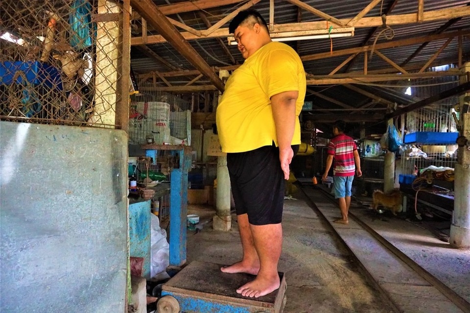 Chàng trai ăn như Thánh Gióng, nặng hơn 200kg và tự nổi trên mặt nước - 2 Chàng trai ăn như Thánh Gióng, nặng hơn 200kg và tự nổi trên mặt nước - 2