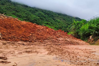 Hàng nghìn m3 đất từ trên núi đổ xuống chắn ngang quốc lộ