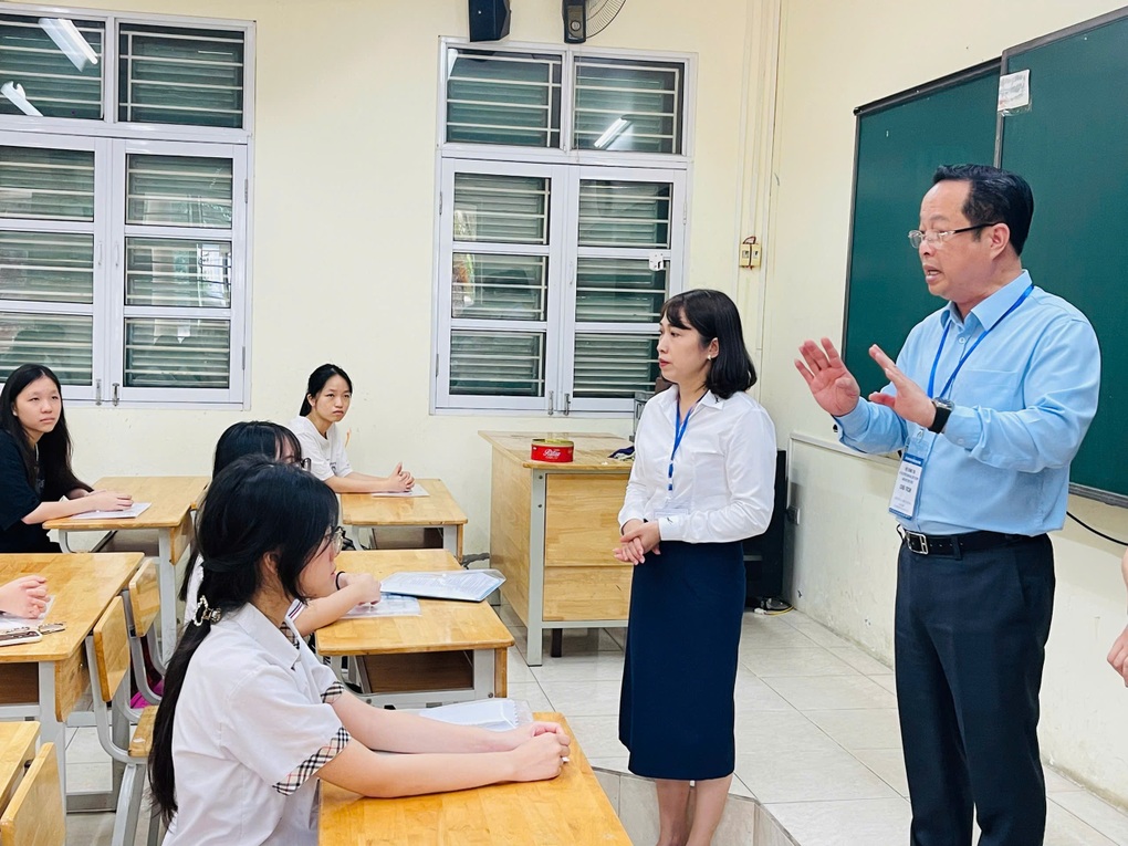 Đưa con đi thi lớp 10, mẹ hồi hộp lo âu hơn cả đi đẻ - 1 Đưa con đi thi lớp 10, mẹ hồi hộp lo âu hơn cả đi đẻ - 1