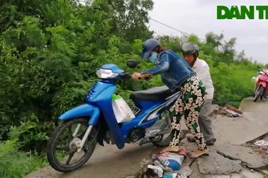 Sạt lở bờ kệnh, sụp lún lộ giao thông nông thôn ở Bạc Liêu.