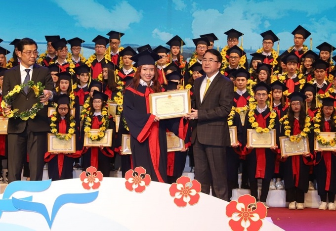 Các học sinh, sinh viên xuất sắc tiêu biểu nhận bằng khen. Ảnh haiphong,gov.vn