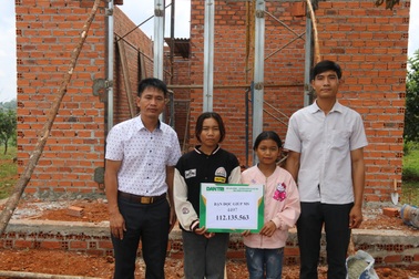 Hai chị em mồ côi, sống lay lắt được hỗ trợ hàng trăm triệu đồng