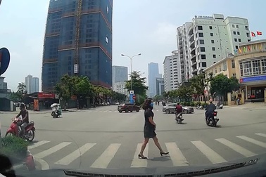 Chủ động nhường đường cho người đi bộ, bao nhiêu tài xế ô tô làm được?