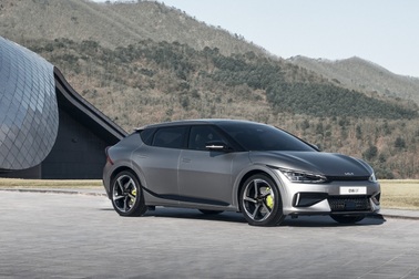 Kia EV6 gây bất ngờ với khả năng tăng tốc nhanh hơn Porsche Taycan