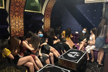 Tiếp viên nữ “trêu ngươi” đoàn liên ngành khi bị kiểm tra