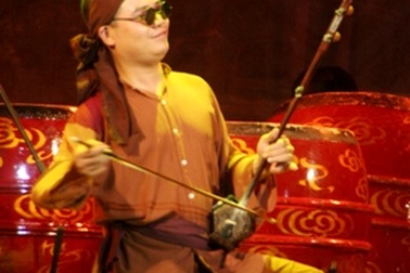 Lão mù ăn xin với ngón đàn nhị mê hoặc