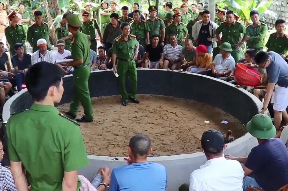 Đột kích sới đá gà ăn tiền, tạm giữ 34 đối tượng - 1 Đột kích sới đá gà ăn tiền, tạm giữ 34 đối tượng - 1