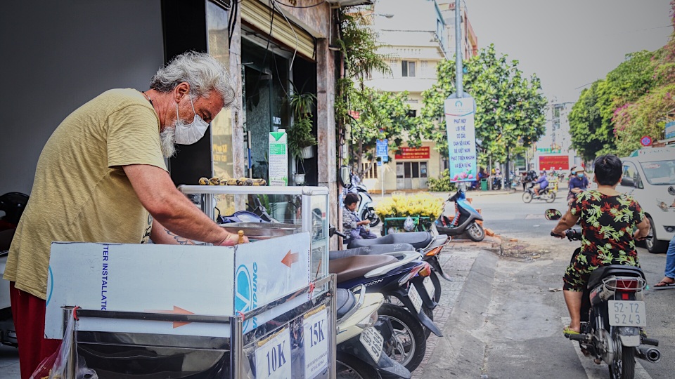 Du khách người Pháp mưu sinh bằng nghề bán chuối chiên vì Covid-19 - 1 Du khách người Pháp mưu sinh bằng nghề bán chuối chiên vì Covid-19 - 1
