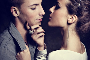 Vợ ngoại tình vì trai làm thuê trẻ đẹp bỏ "bùa mê, thuốc lú"