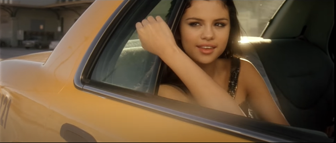 Dành cả thanh xuân để ngồi ở... ghế sau ô tô, Selena Gomez cuối cùng cũng tự mình cầm vô lăng, lái xe trong MV mới rồi cả nhà ơi! - Ảnh 6. Dành cả thanh xuân để ngồi ở... ghế sau ô tô, Selena Gomez cuối cùng cũng tự mình cầm vô lăng, lái xe trong MV mới rồi cả nhà ơi! - Ảnh 6.
