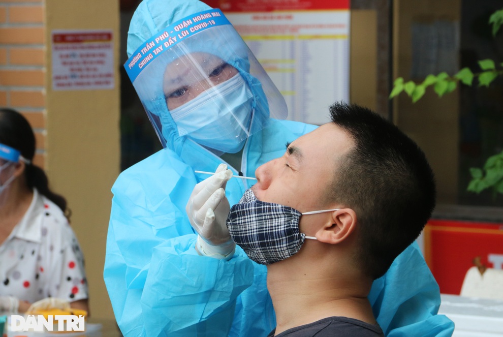 Cận cảnh quá trình lấy 8.000 mẫu xét nghiệm trong ổ dịch phường Giáp Bát - 4 Cận cảnh quá trình lấy 8.000 mẫu xét nghiệm trong ổ dịch phường Giáp Bát - 4
