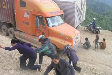 “Kinh hoàng” đường lên thác Bản Giốc