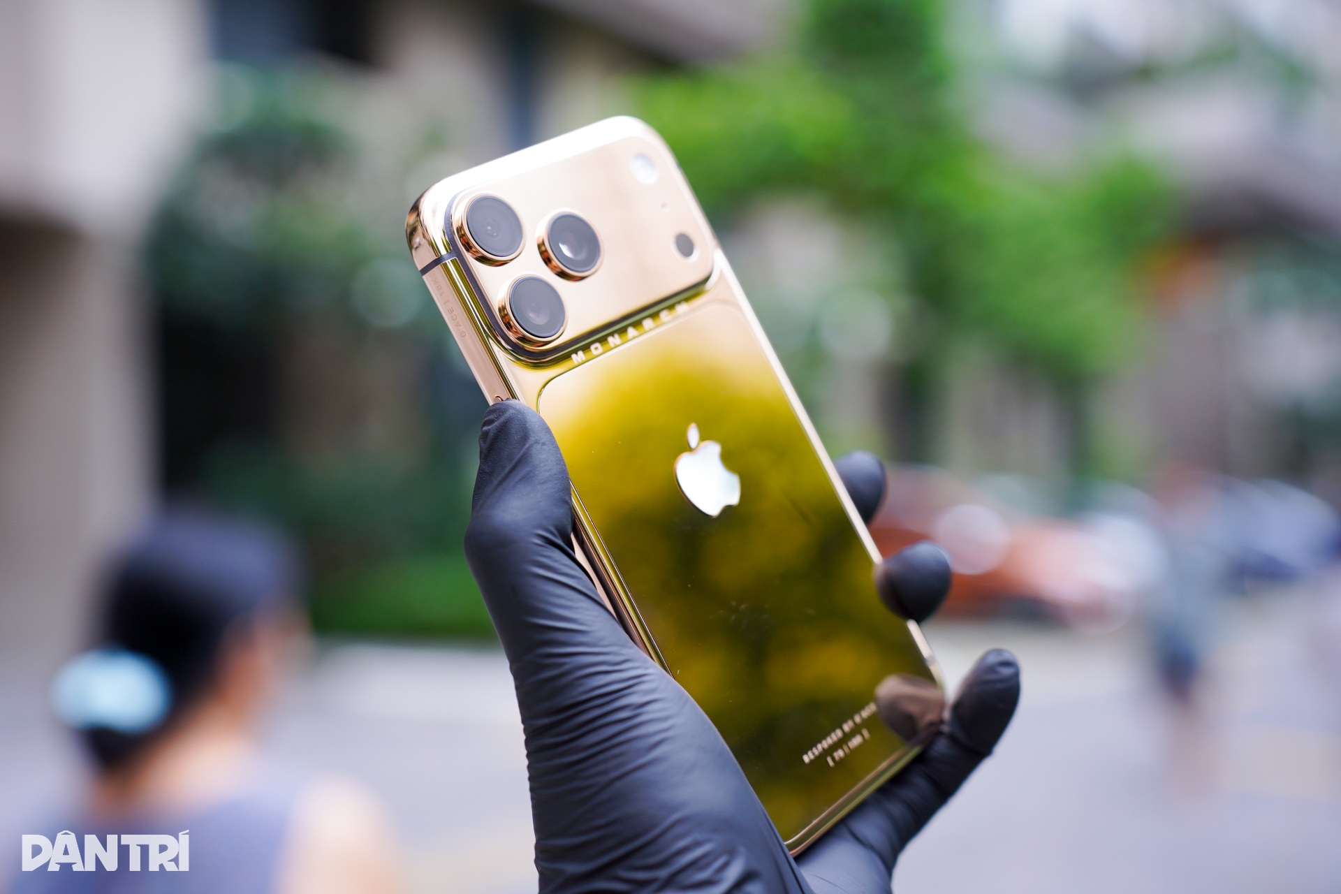 iPhone 17 Pro Max bản độ mạ vàng, giá từ 139 triệu đồng - 3