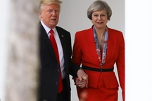 Tổng thống Trump nắm tay thân mật nữ Thủ tướng Anh