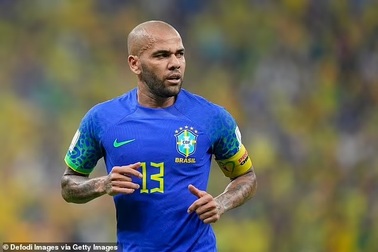 Dani Alves bị cảnh sát tạm giữ vì tấn công tình dục