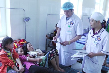 Hàng chục học sinh bán trú nhập viện do nghi bị ngộ độc thực phẩm