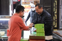 Quán bánh cốm Nguyên Ninh mở lại sau một tháng đóng cửa