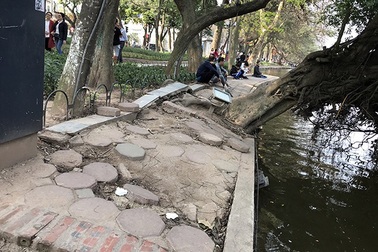 Vỉa hè hồ Hoàn Kiếm lem nhem gạch đá bong tróc