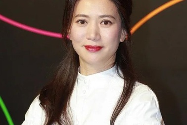 Viên Vịnh Nghi vẫn trẻ đẹp ở tuổi U50, hạnh phúc bên "ông xã" phong độ