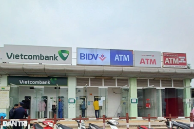 Cảnh tượng khó tin tại các ATM sát khu công nghiệp dịp giáp Tết